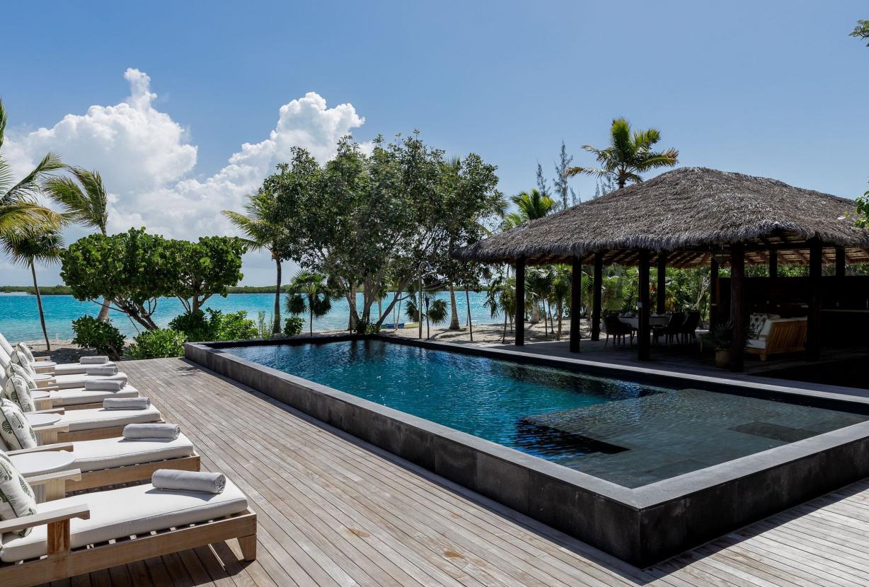 Tci008 – Beachfront villa with pool in Grace Bay
