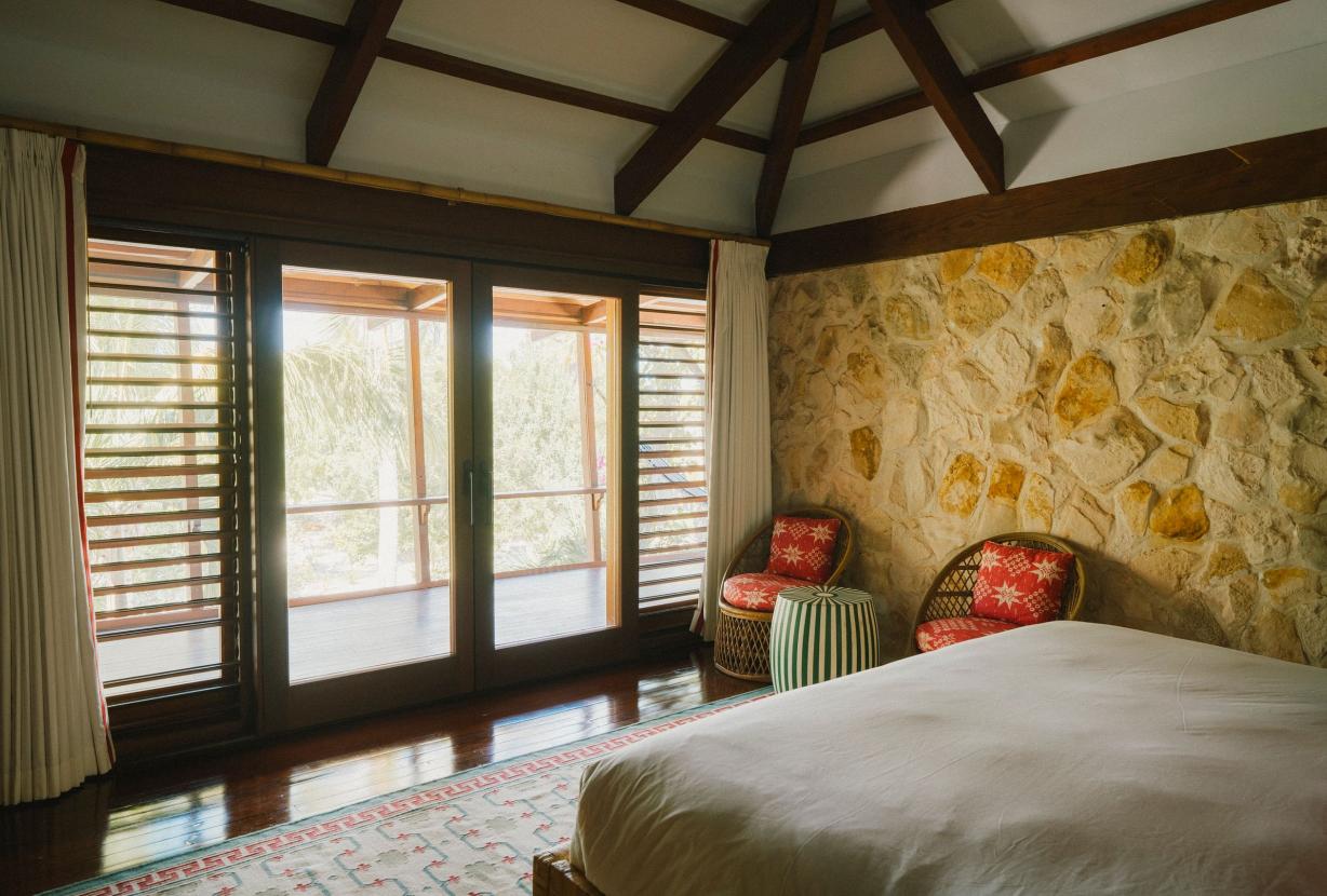 Tci008 – Beachfront villa with pool in Grace Bay