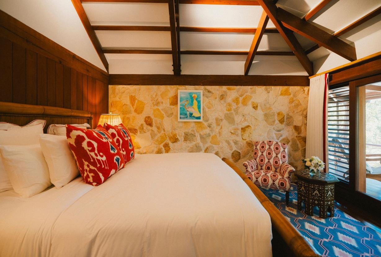 Tci008 – Beachfront villa with pool in Grace Bay