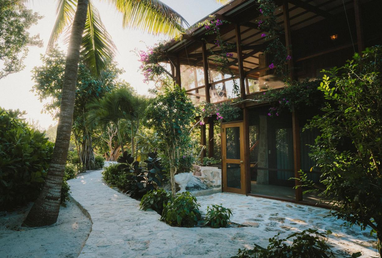 Tci008 – Beachfront villa with pool in Grace Bay