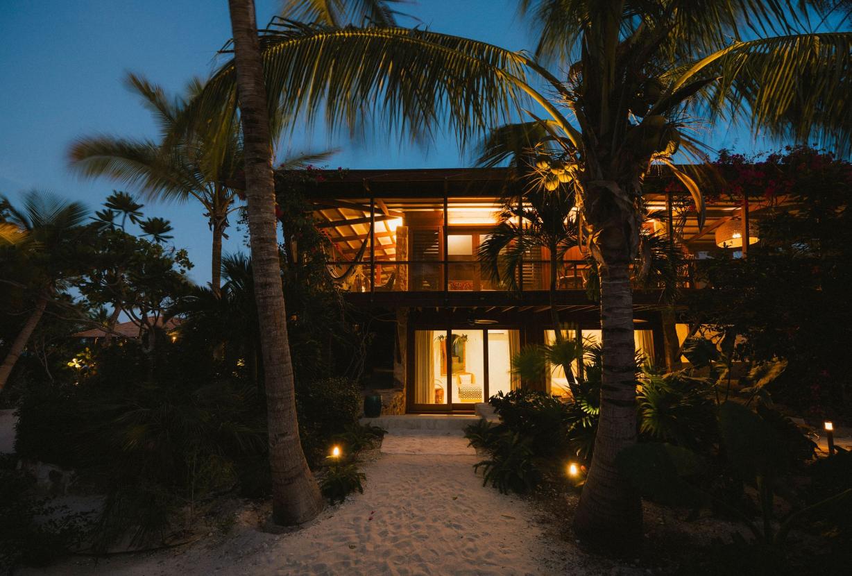 Tci008 – Beachfront villa with pool in Grace Bay