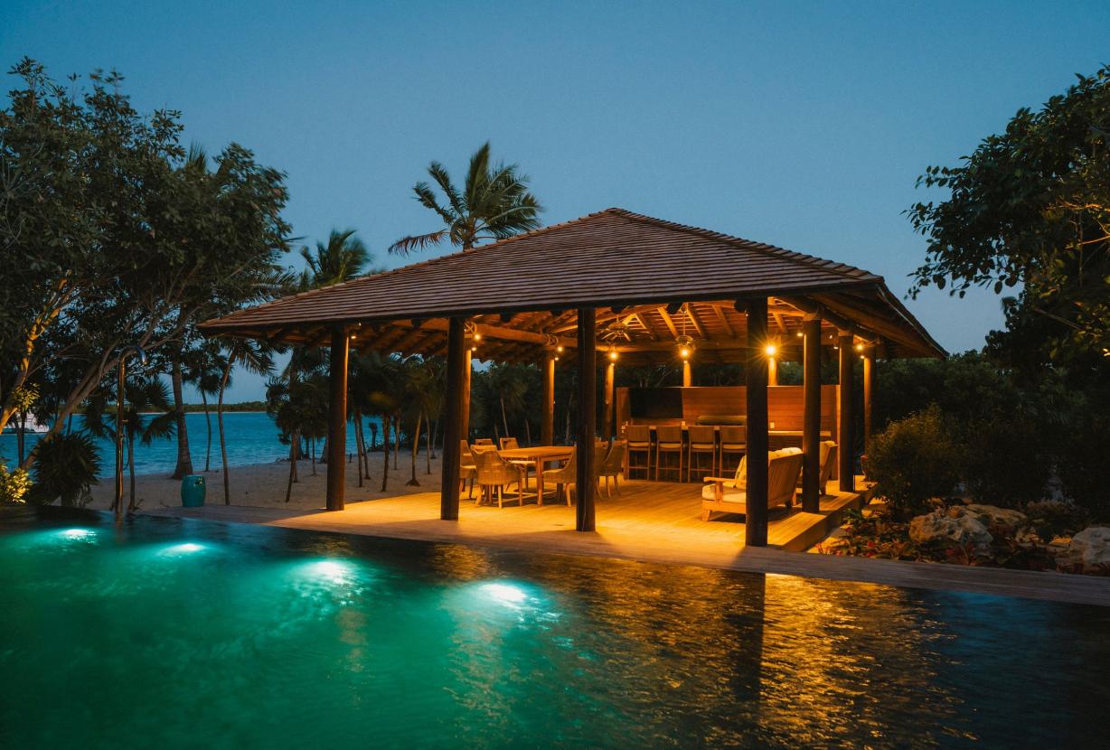 Tci008 – Beachfront villa with pool in Grace Bay