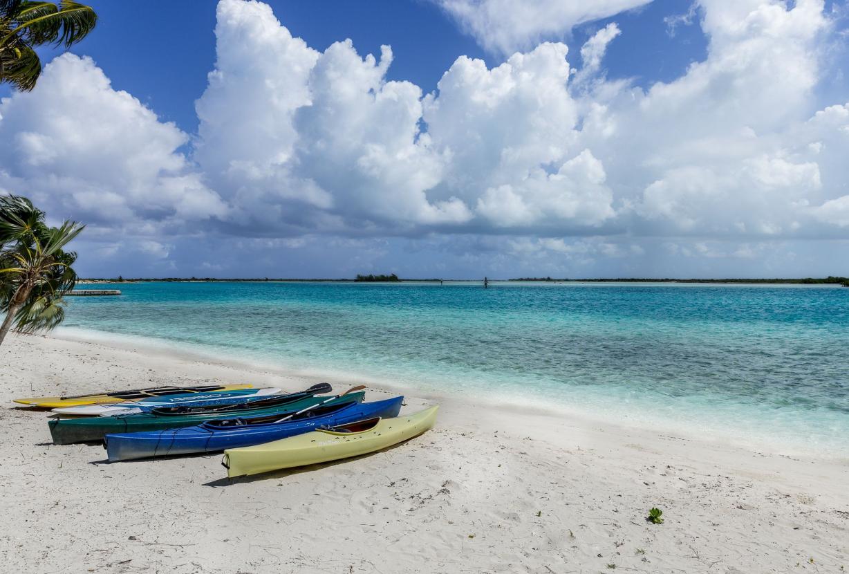 Tci008 – Beachfront villa with pool in Grace Bay