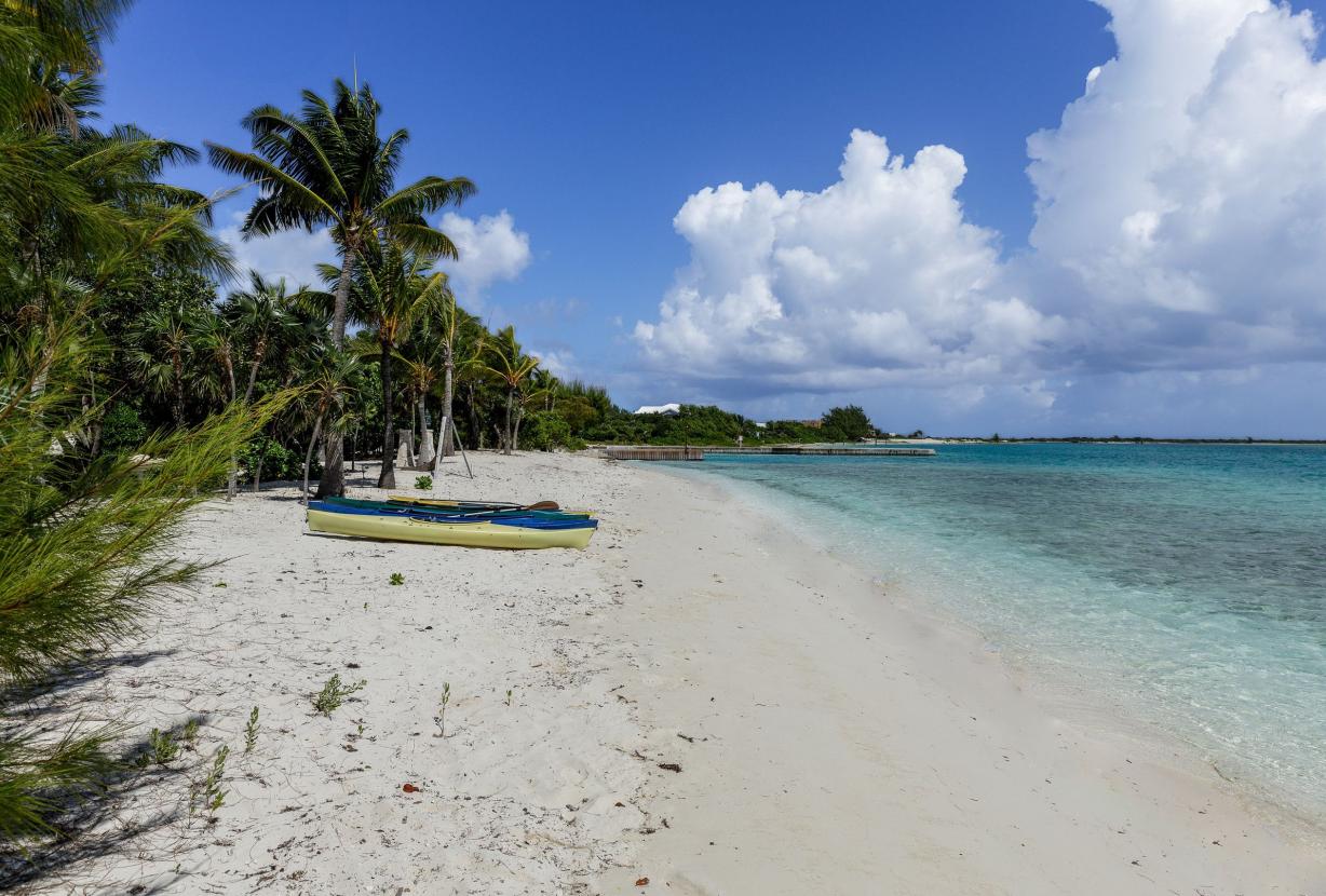 Tci008 – Beachfront villa with pool in Grace Bay