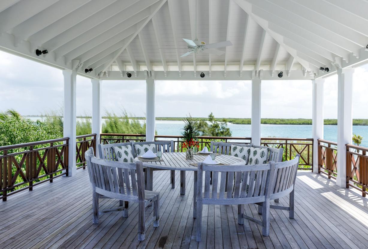Tci008 – Beachfront villa with pool in Grace Bay
