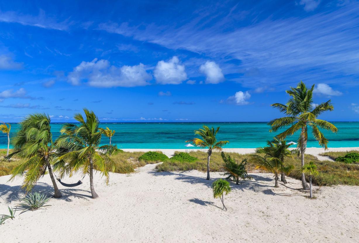 Tci016 – Modern oceanfront villa in Grace Bay