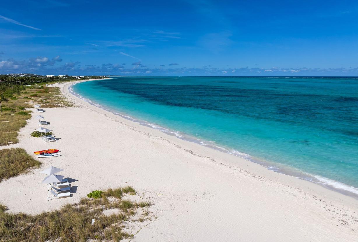 Tci016 – Modern oceanfront villa in Grace Bay