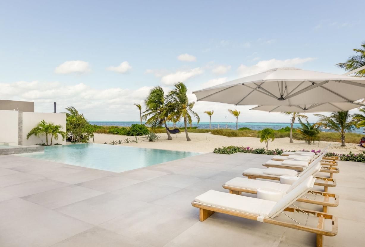 Tci016 – Modern oceanfront villa in Grace Bay