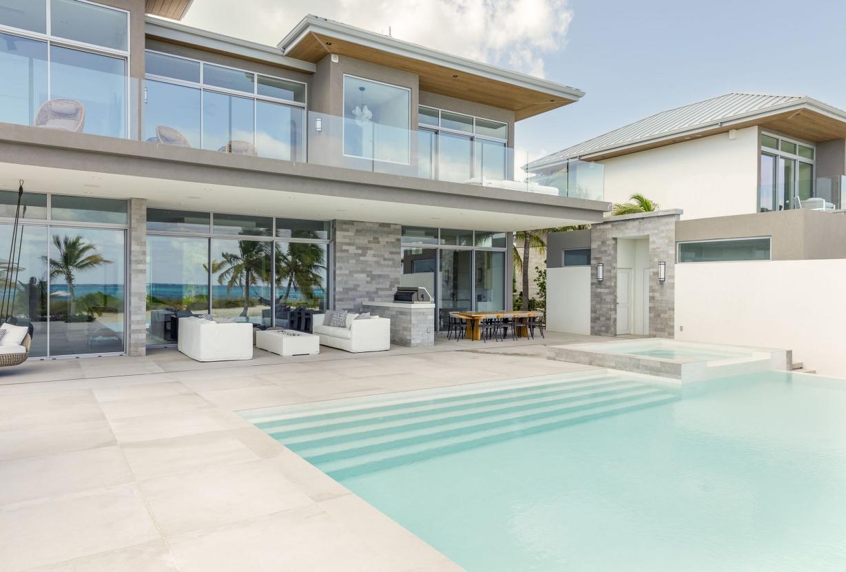 Tci016 – Modern oceanfront villa in Grace Bay