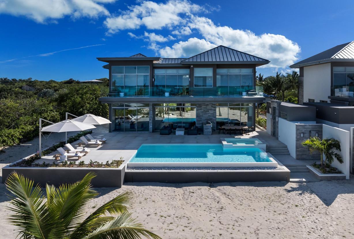 Tci018 – Luxury beachfront villa in Grace Bay