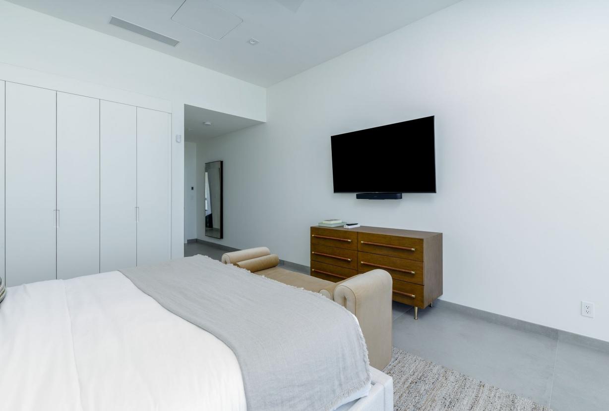 Tci018 – Luxury beachfront villa in Grace Bay