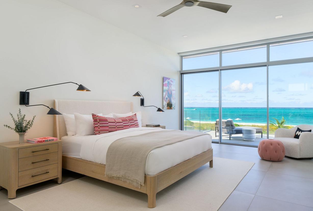Tci018 – Luxury beachfront villa in Grace Bay