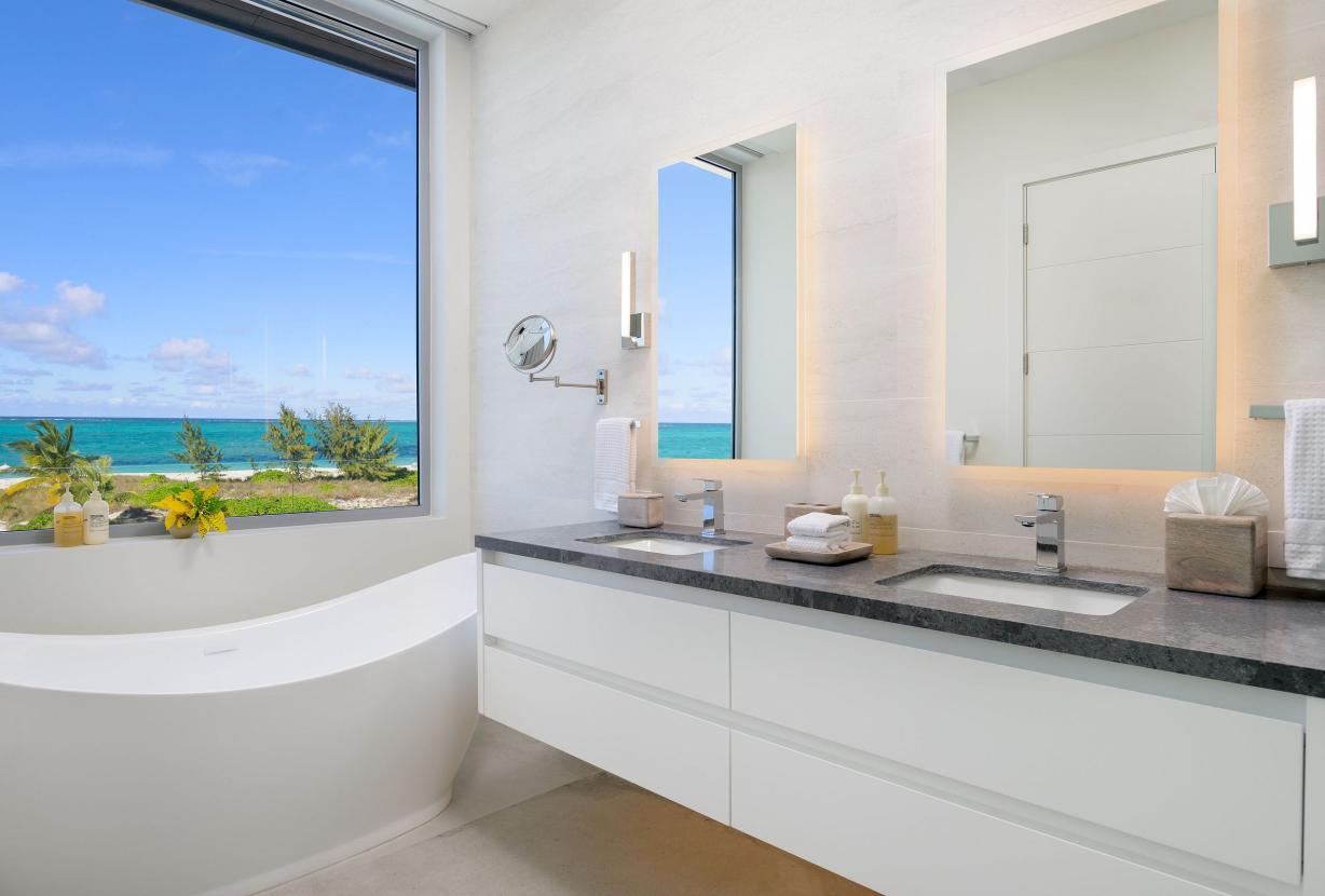 Tci018 – Luxury beachfront villa in Grace Bay