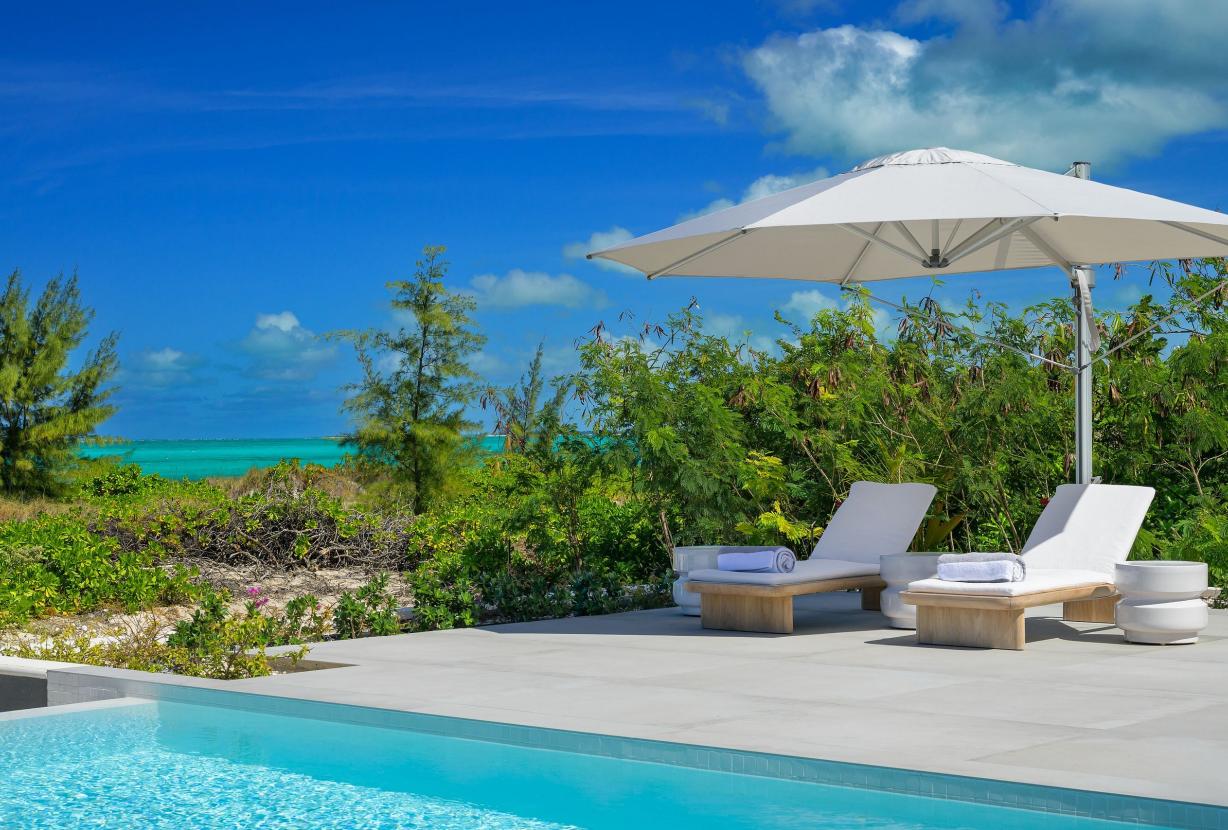 Tci018 – Luxury beachfront villa in Grace Bay