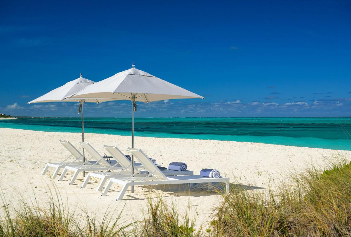 Tci018 – Luxury beachfront villa in Grace Bay
