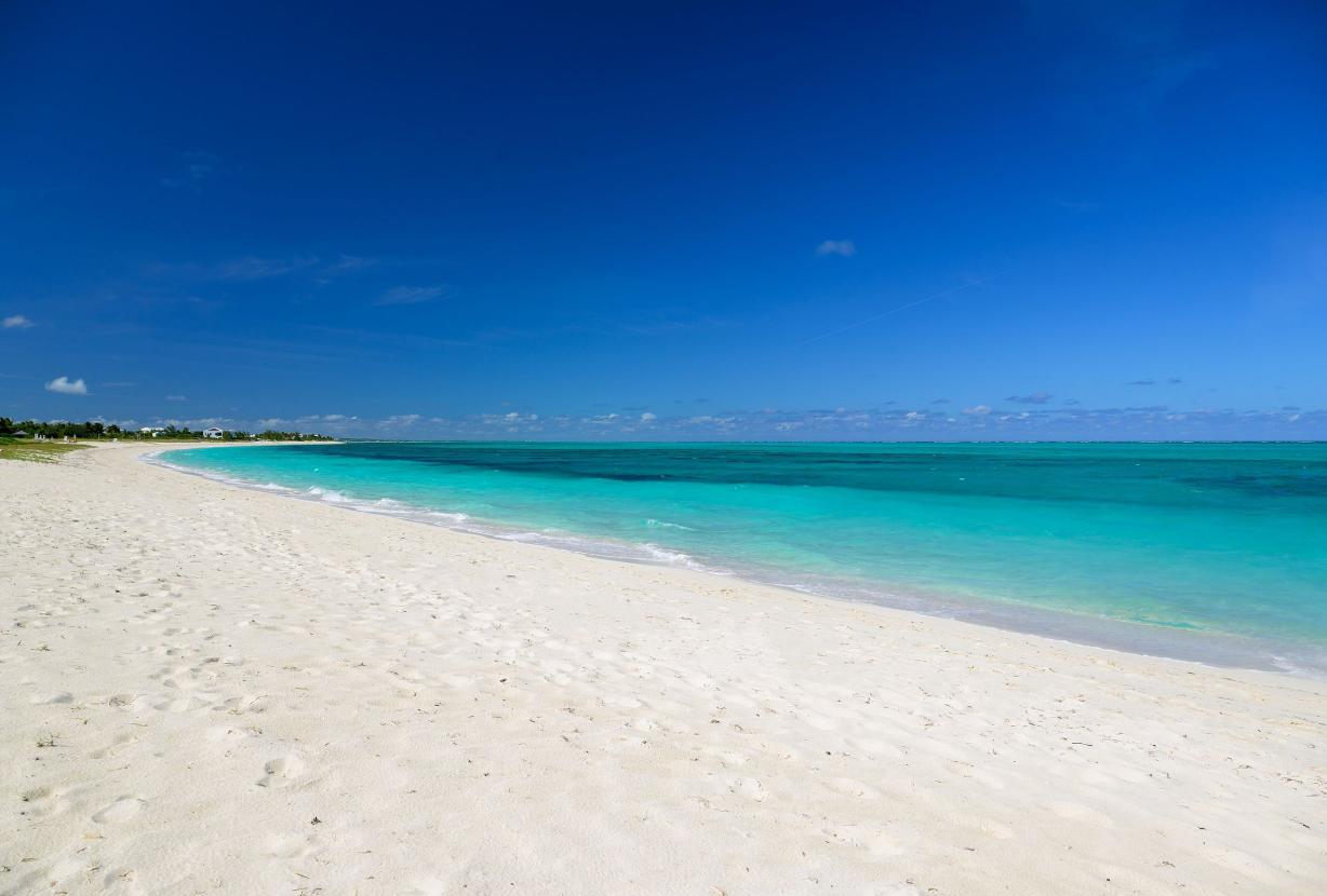 Tci018 – Luxury beachfront villa in Grace Bay