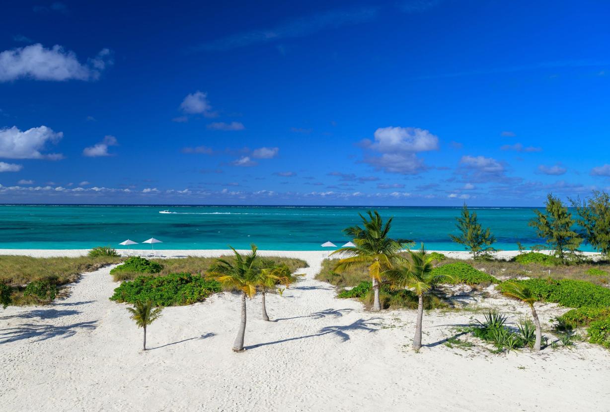 Tci018 – Luxury beachfront villa in Grace Bay