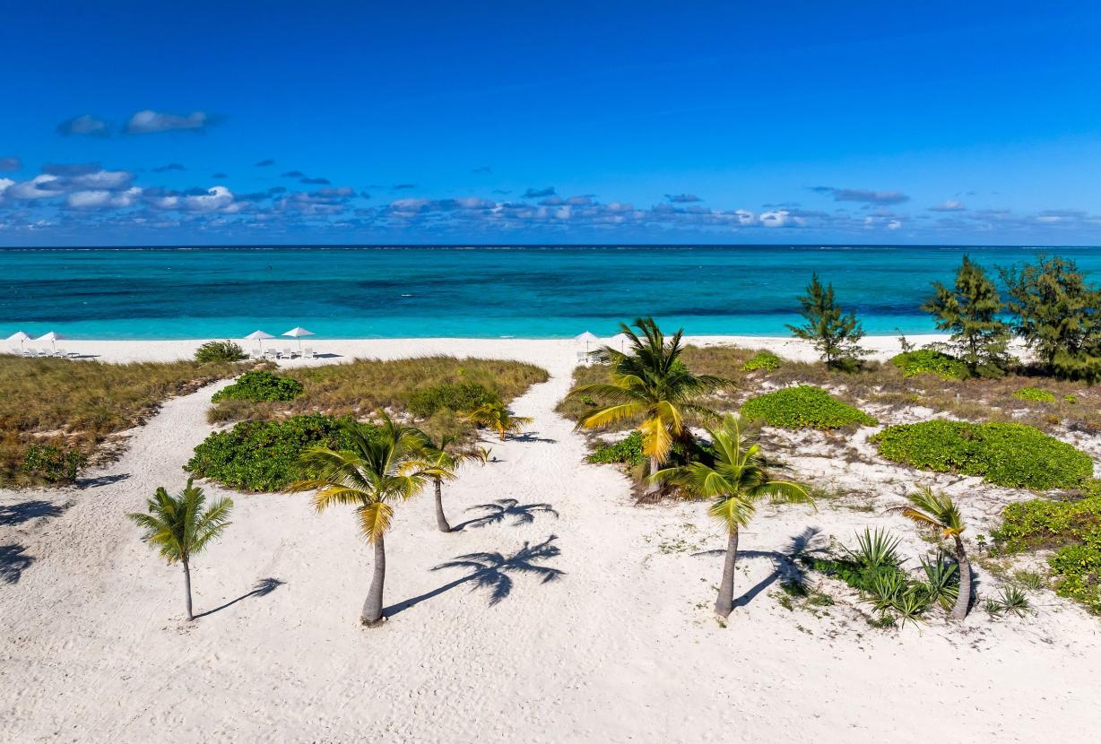 Tci018 – Luxury beachfront villa in Grace Bay