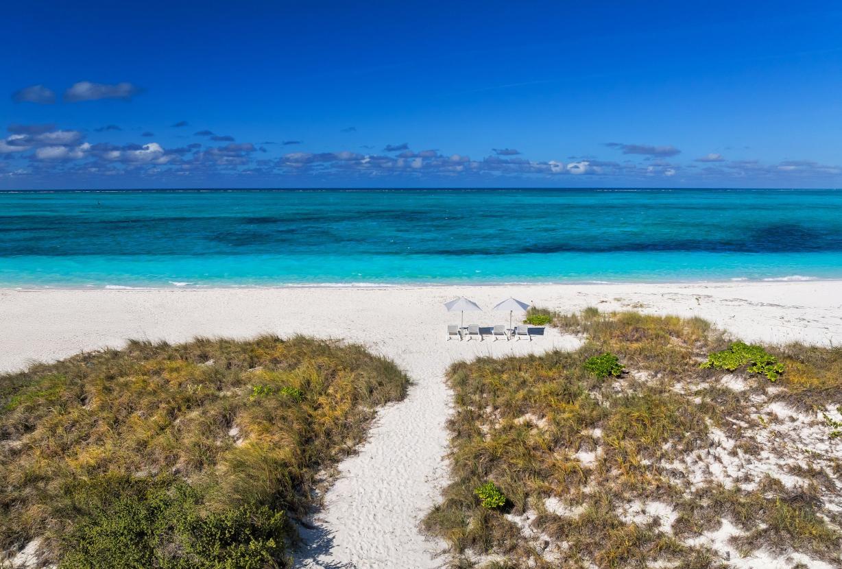 Tci018 – Luxury beachfront villa in Grace Bay