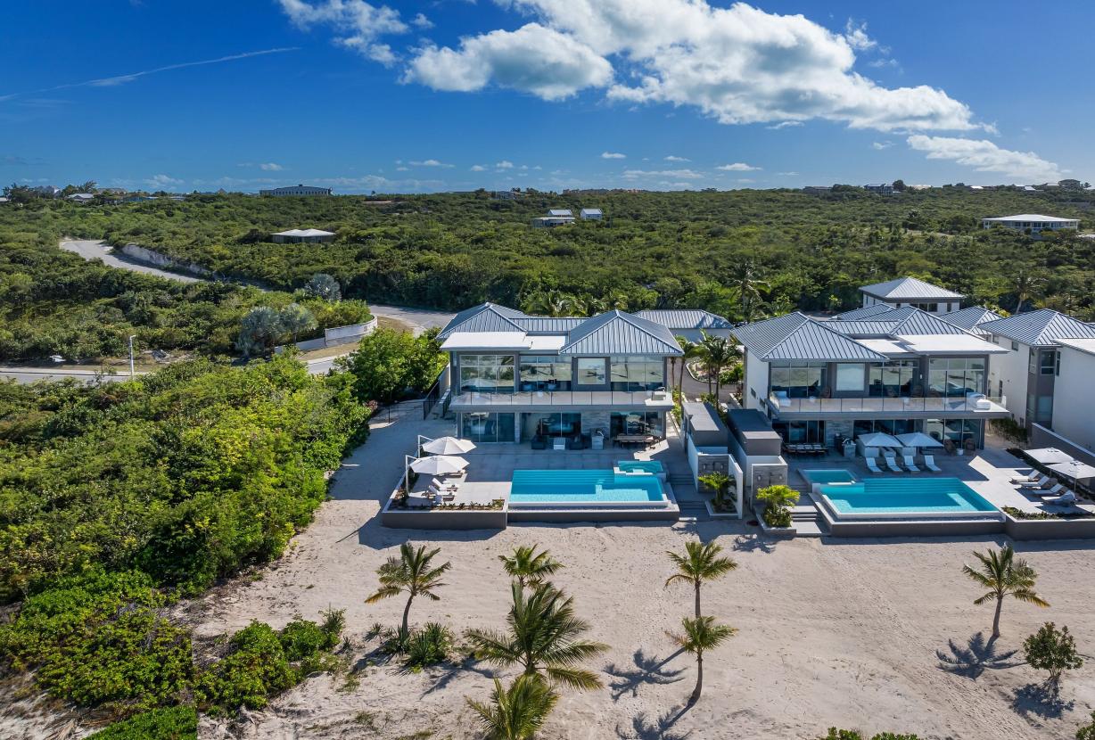 Tci018 – Luxury beachfront villa in Grace Bay