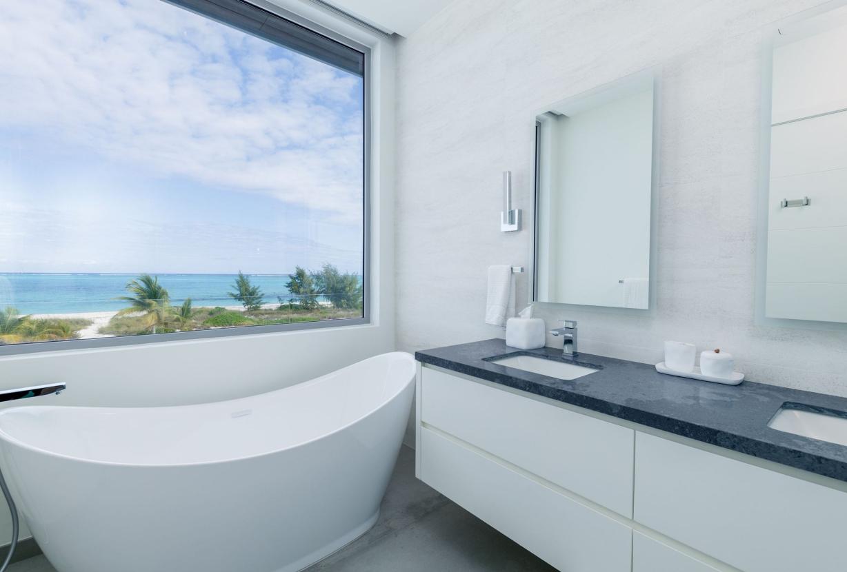 Tci018 – Luxury beachfront villa in Grace Bay
