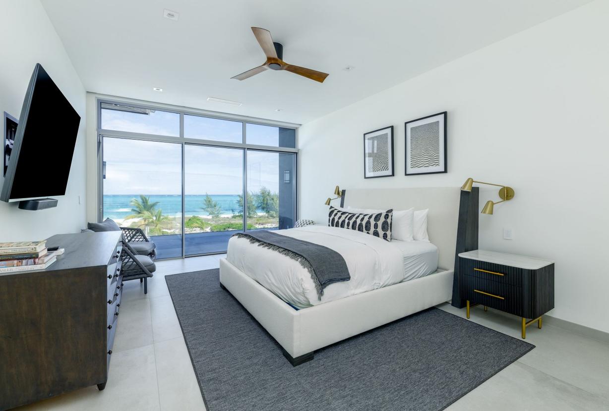 Tci018 – Luxury beachfront villa in Grace Bay