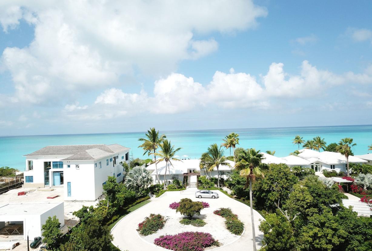 Tci020 – Beachside villa with pool in Grace Bay