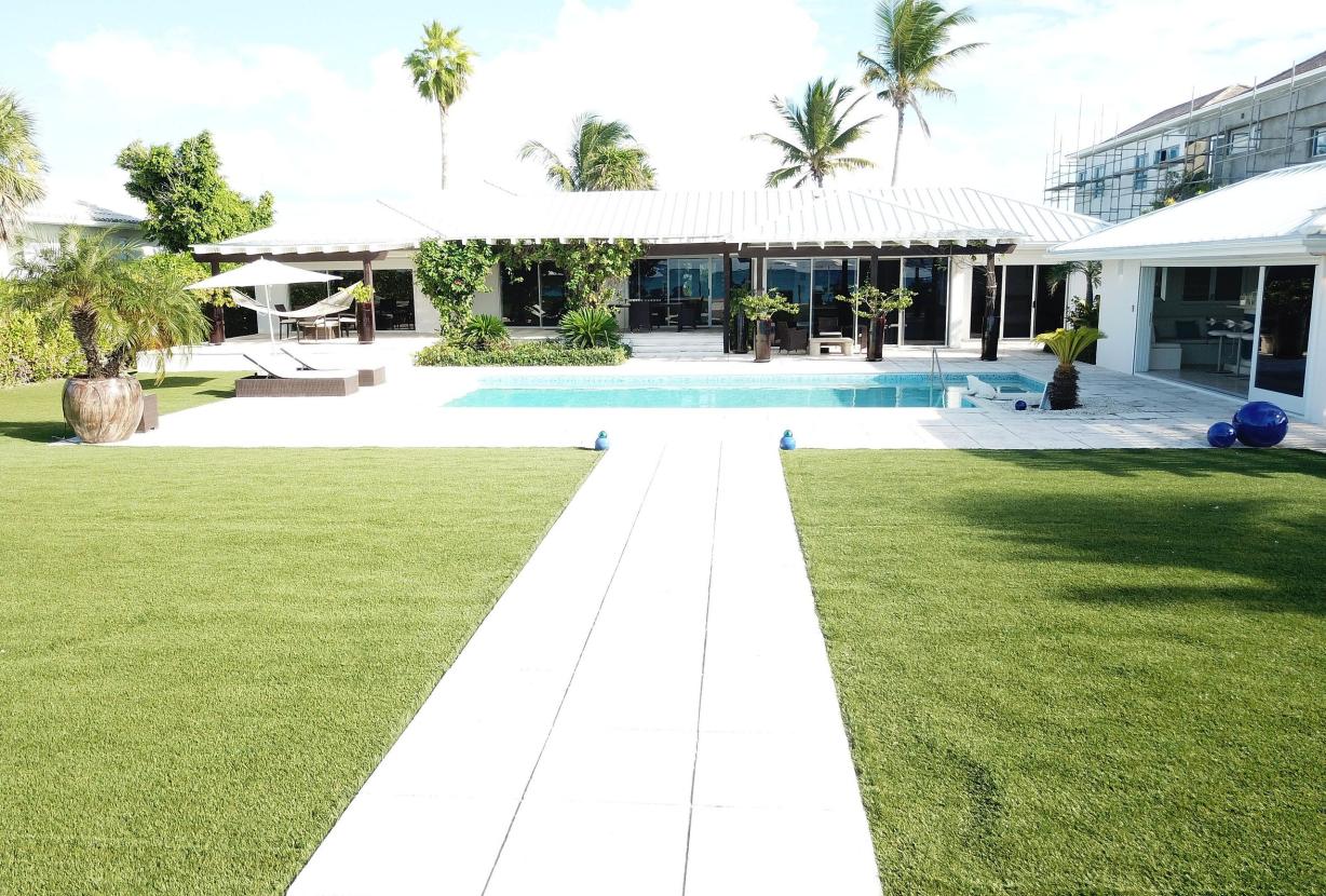 Tci020 – Beachside villa with pool in Grace Bay