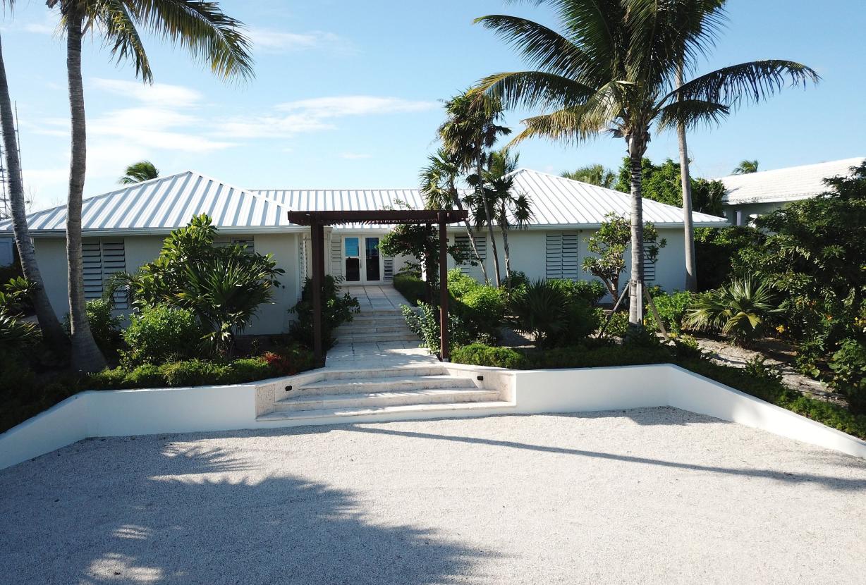 Tci020 – Beachside villa with pool in Grace Bay