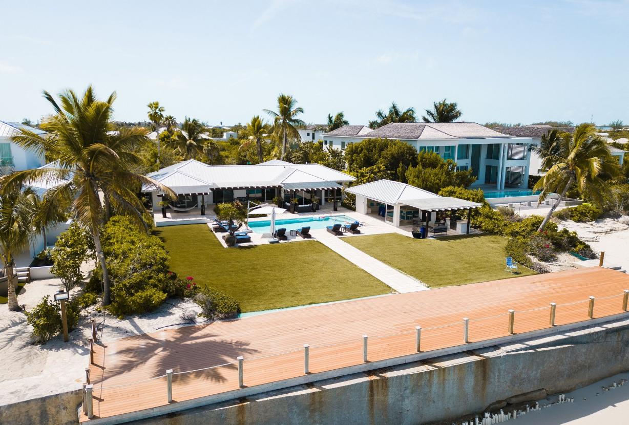 Tci020 – Beachside villa with pool in Grace Bay