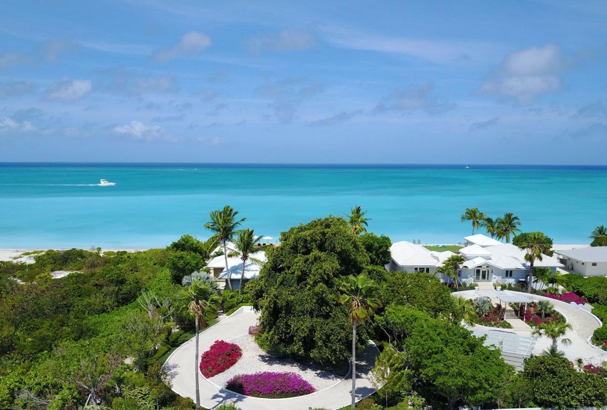 Tci020 – Beachside villa with pool in Grace Bay