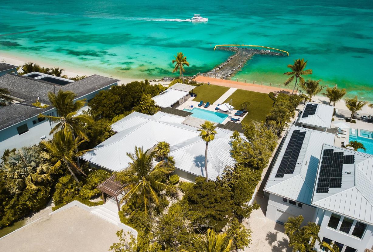 Tci020 – Beachside villa with pool in Grace Bay