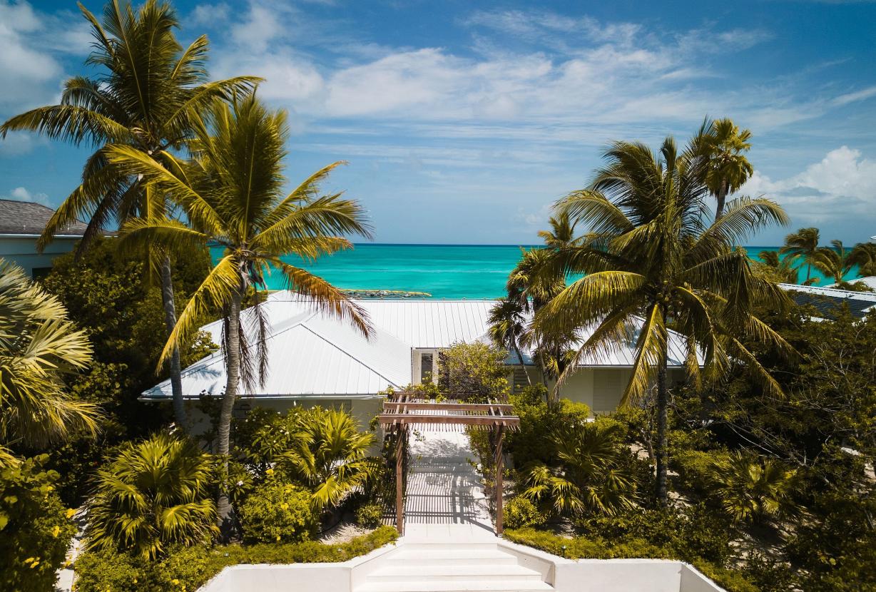 Tci020 – Beachside villa with pool in Grace Bay