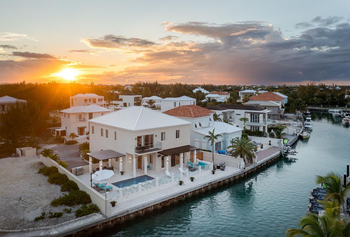Tci021 – Waterfront villa near Leeward Marina