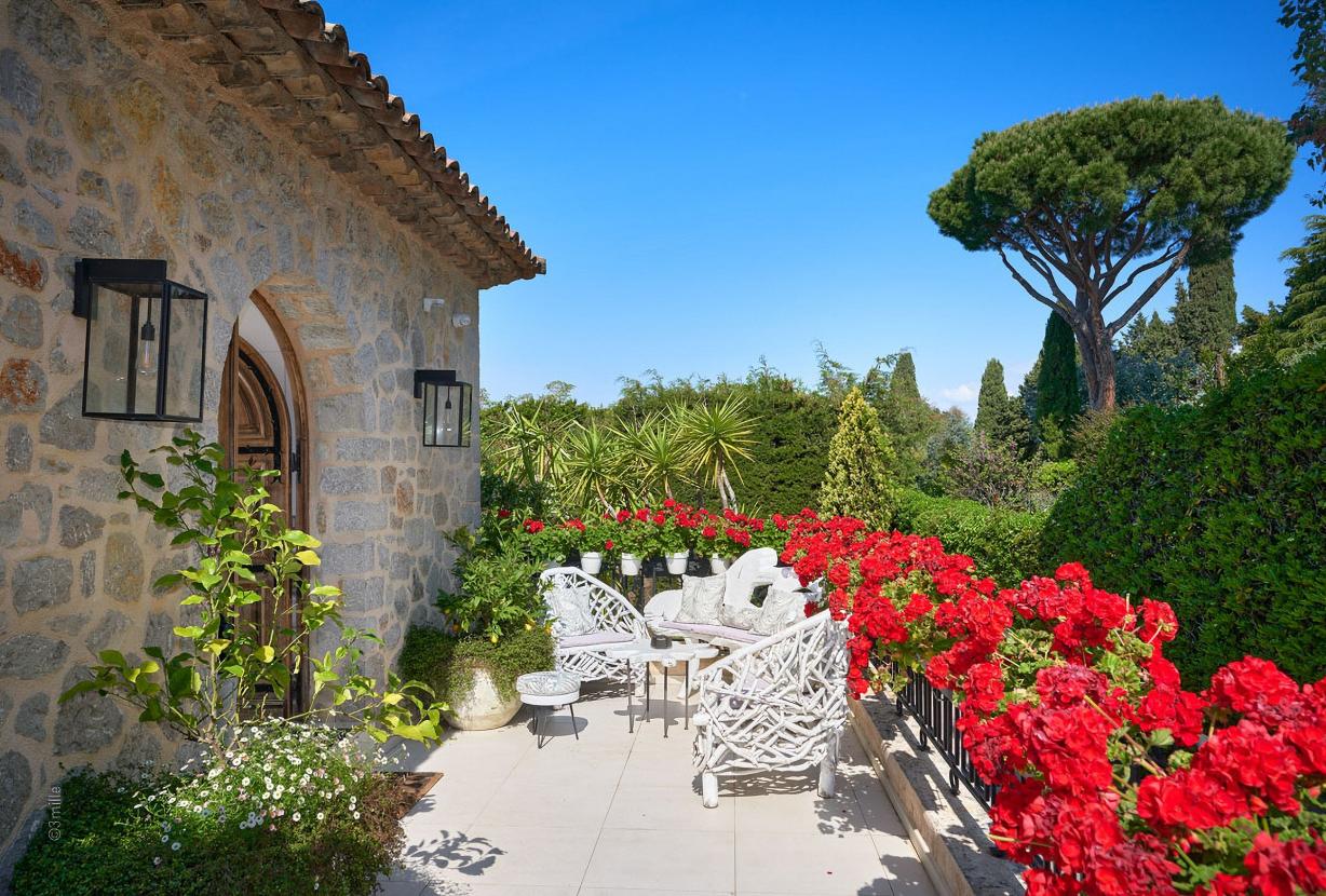 Azu073 - Elegant Stone Villa with Sea View