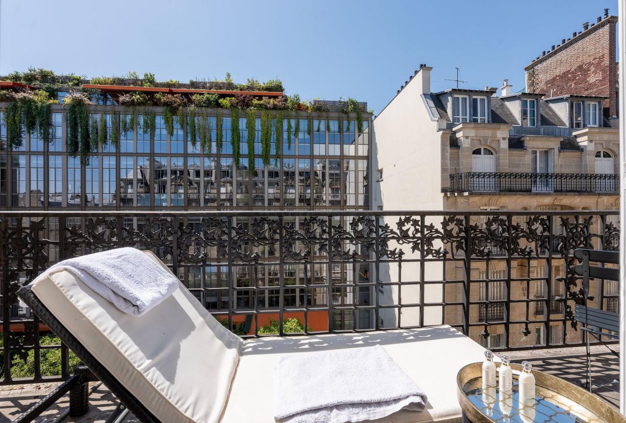 Par089 - Parisian Elegance Facing Le Brach Hotel