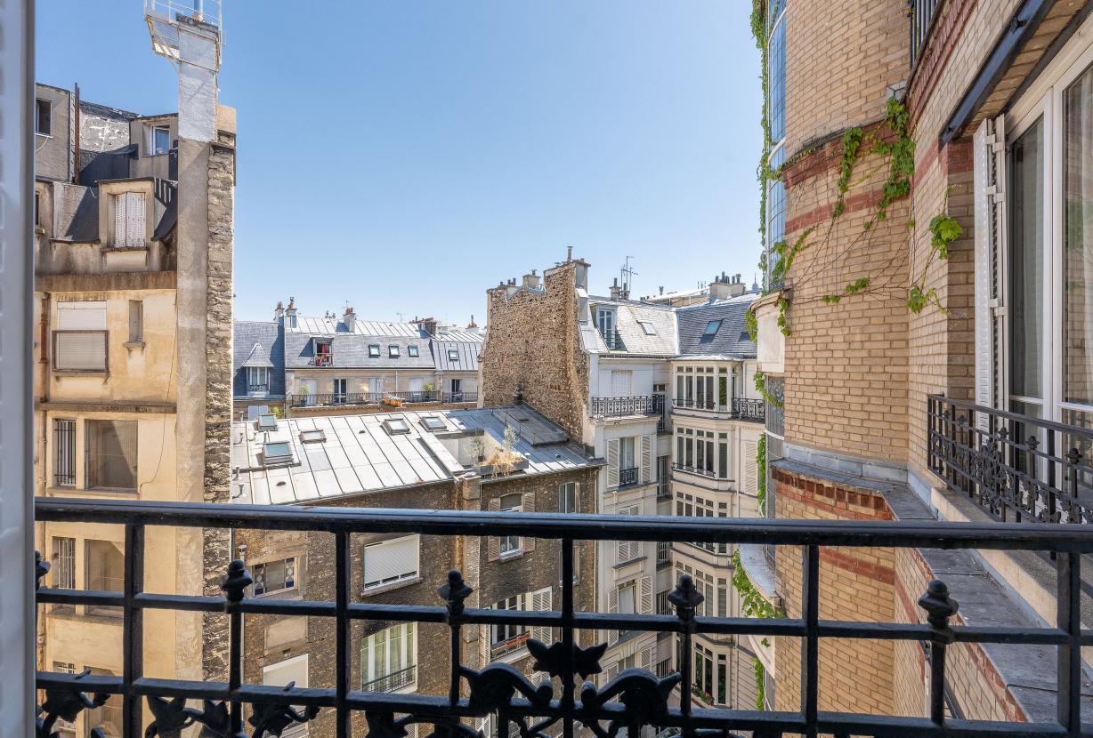 Par089 - Parisian Elegance Facing Le Brach Hotel