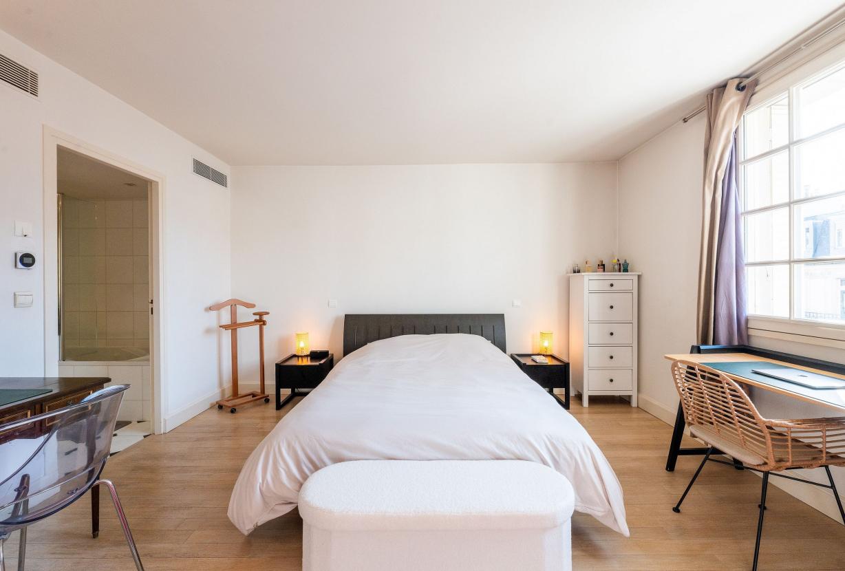 Par162 - Pied-à-terre dans le Triangle d’Or