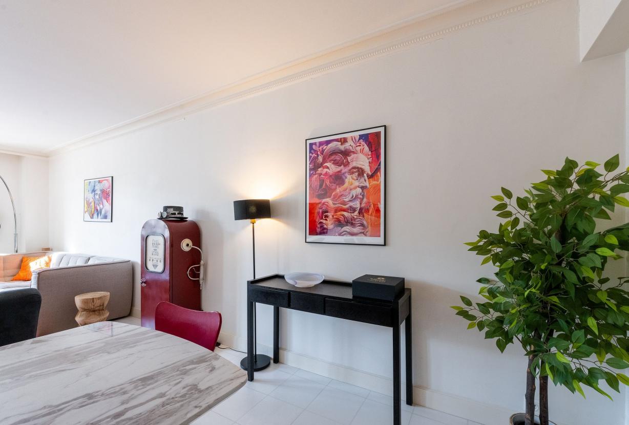 Par162 - Pied-à-Terre in the Golden Triangle