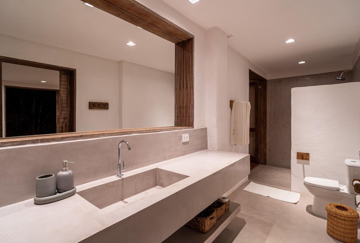 Bah074 - Imposing house over Trancoso River valley