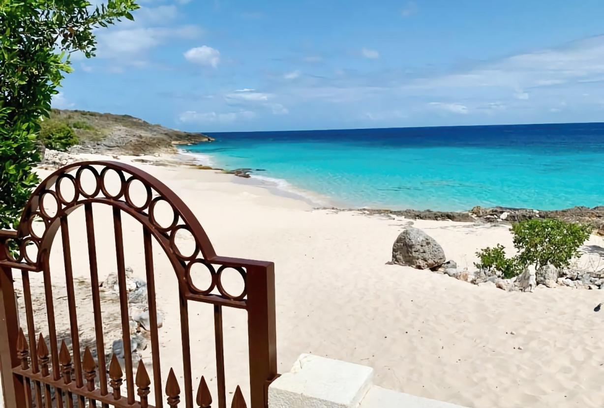 Aia013 – Villa moderna frente al mar en Limestone Bay