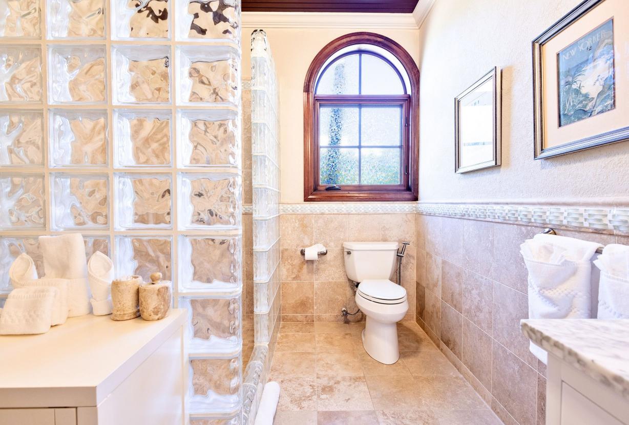 Aia013 – Villa moderna frente al mar en Limestone Bay