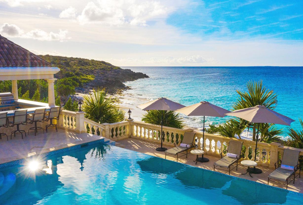 Aia013 – Villa moderna frente al mar en Limestone Bay