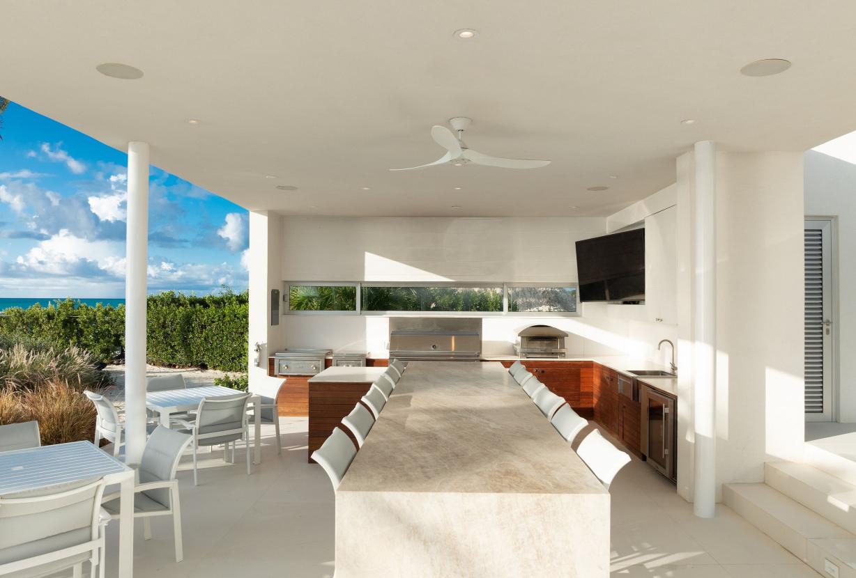 Tci003 – Modern beachfront villa in Grace Bay