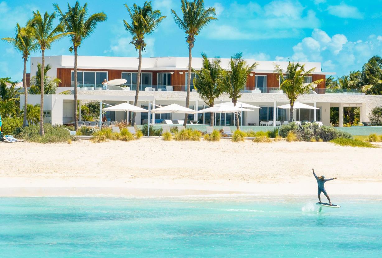 Tci003 – Modern beachfront villa in Grace Bay