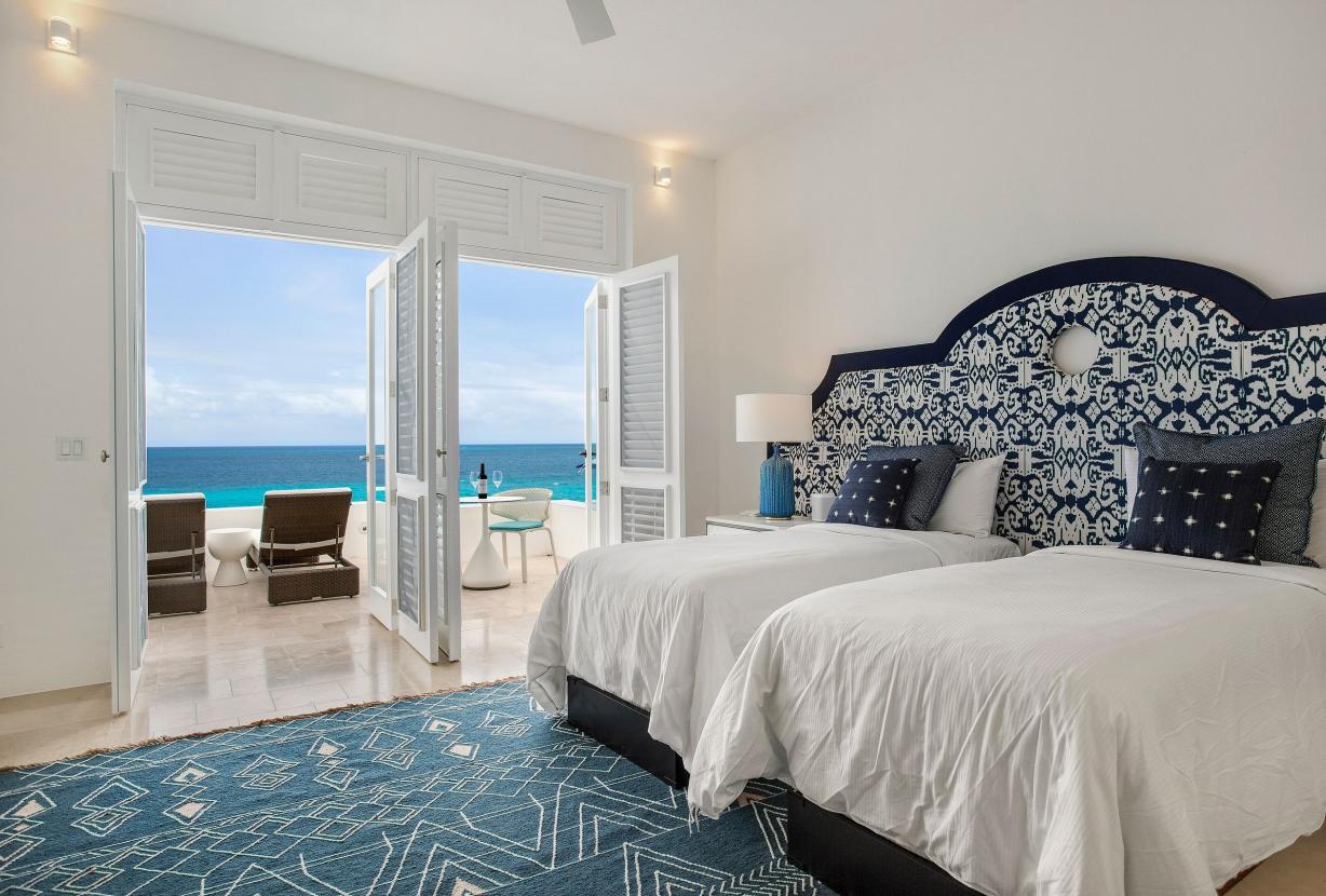 Aia010 – Villa moderna frente al mar en Long Bay Beach