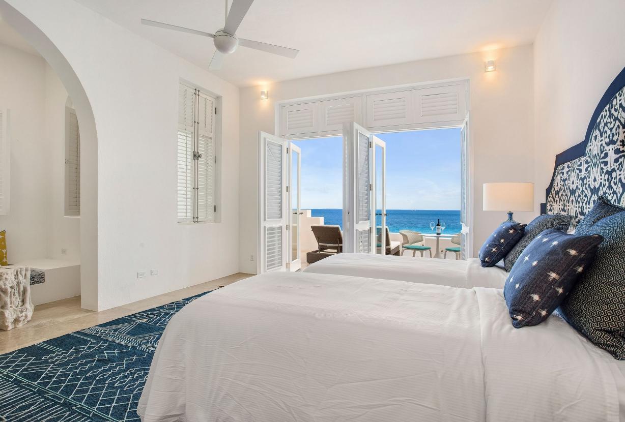 Aia010 – Villa moderna frente al mar en Long Bay Beach