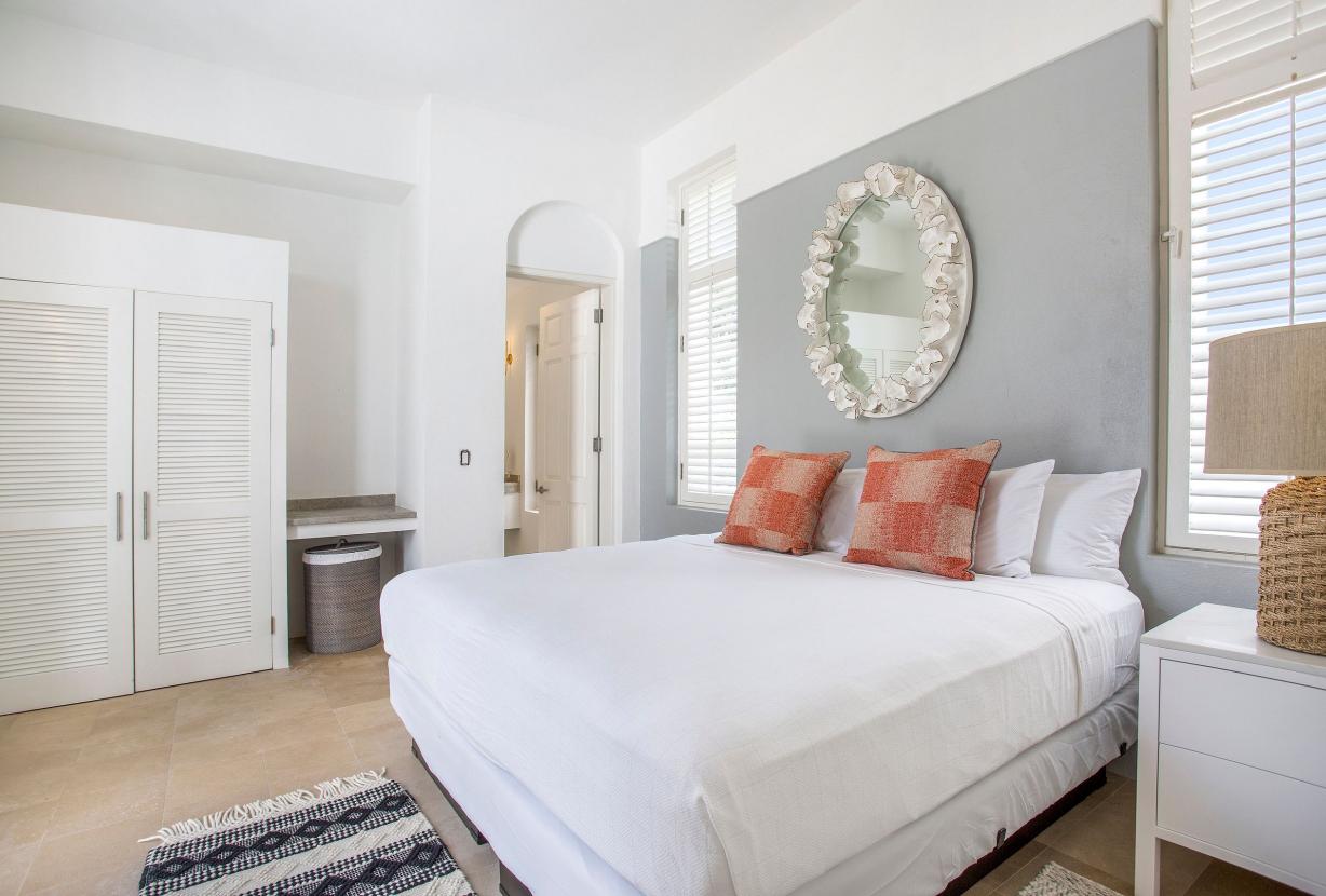 Aia010 – Villa moderna frente al mar en Long Bay Beach