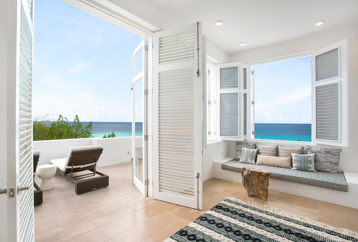 Aia010 – Villa moderna frente al mar en Long Bay Beach