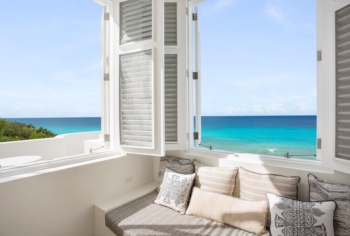 Aia010 – Villa moderna frente al mar en Long Bay Beach